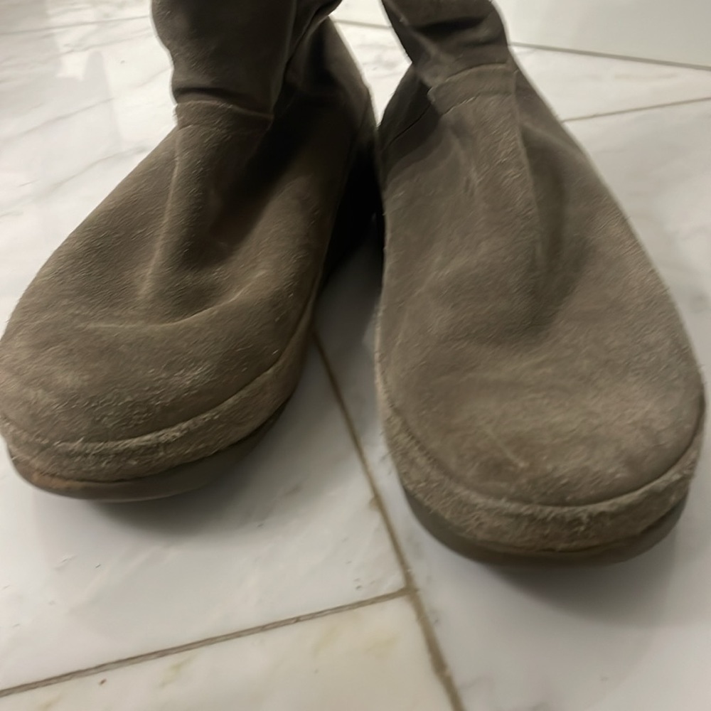 FitFlop, size 9, Crush, taupe suede slouch wedge boot, comfortable warm soft EUC - Picture 5 of 14
